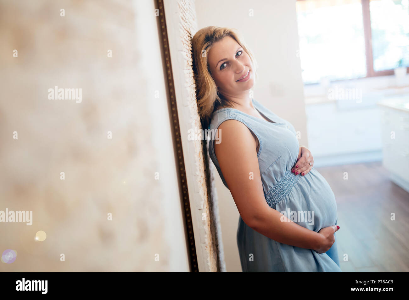 Schöne blonde schwangere Frau Stockfoto