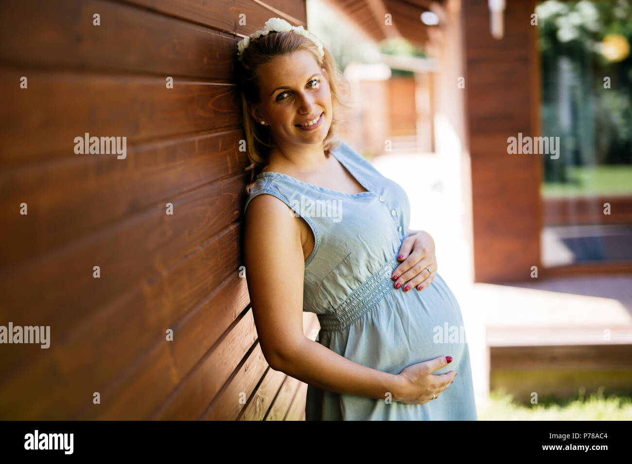 Schöne blonde schwangere Frau Stockfoto