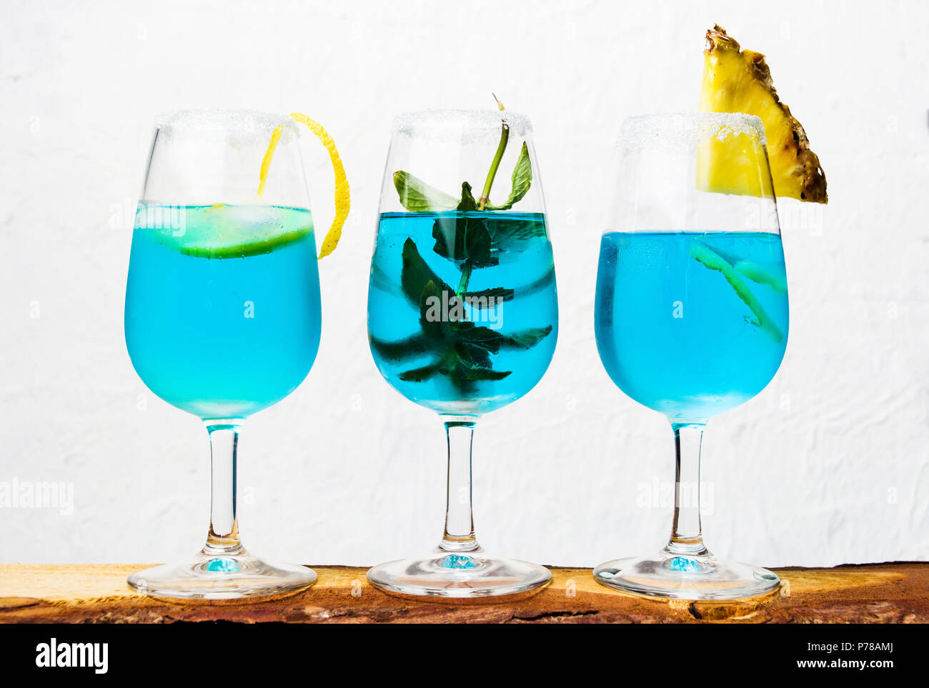 Blaue Cocktails vor weißem Hintergrund, im Sommer Erfrischung Stockfoto