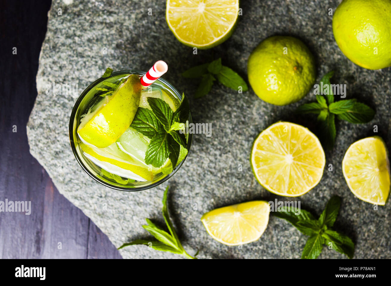 Ernährung Trinken von Wasser mit Gurke, Minze und Zitrone im Glas Stockfoto