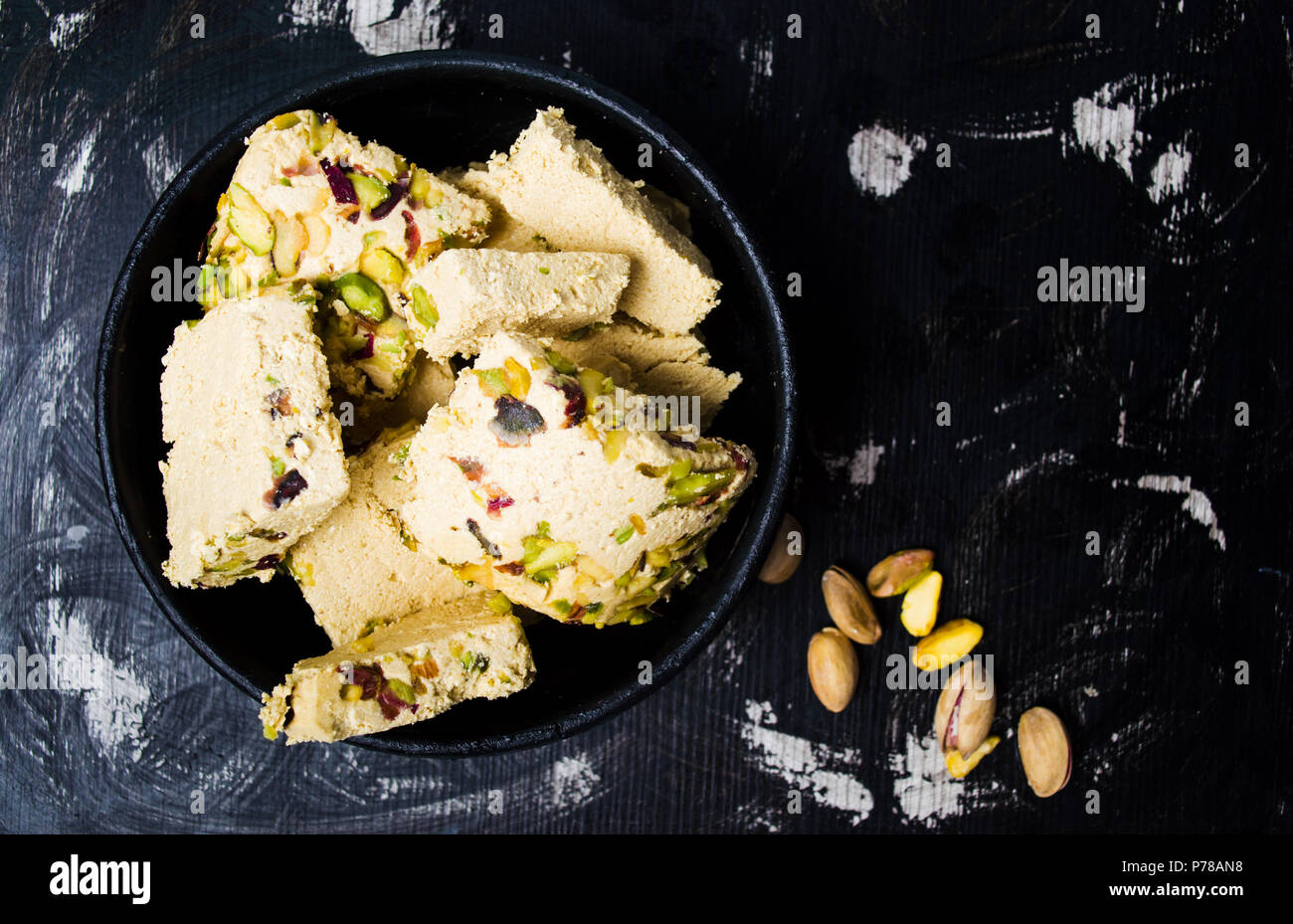 Halva Dessert mit Pistazien auf einem dunklen Platte Stockfoto