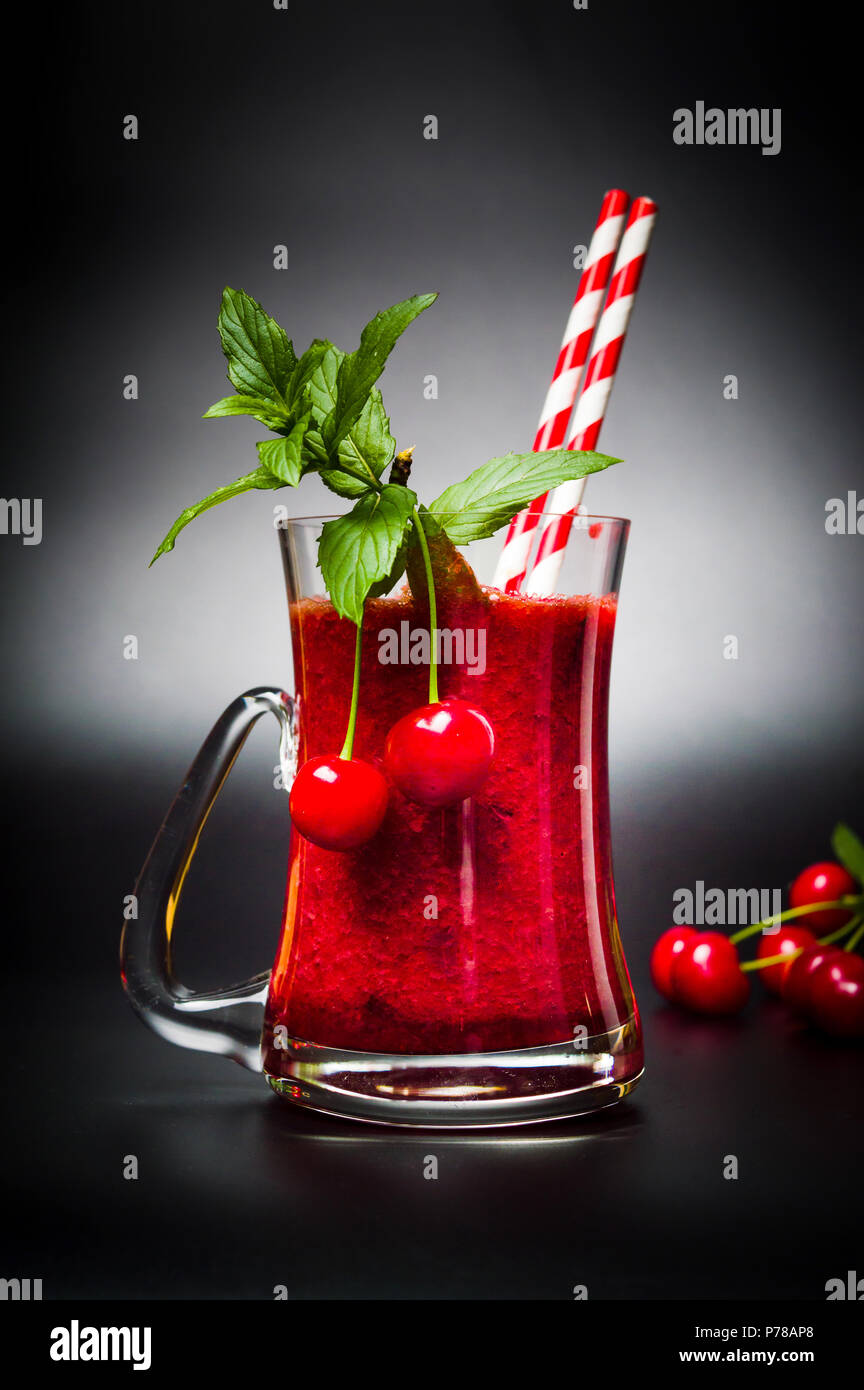 Cherry Smoothie mit Minze treibt in Glas Stockfoto