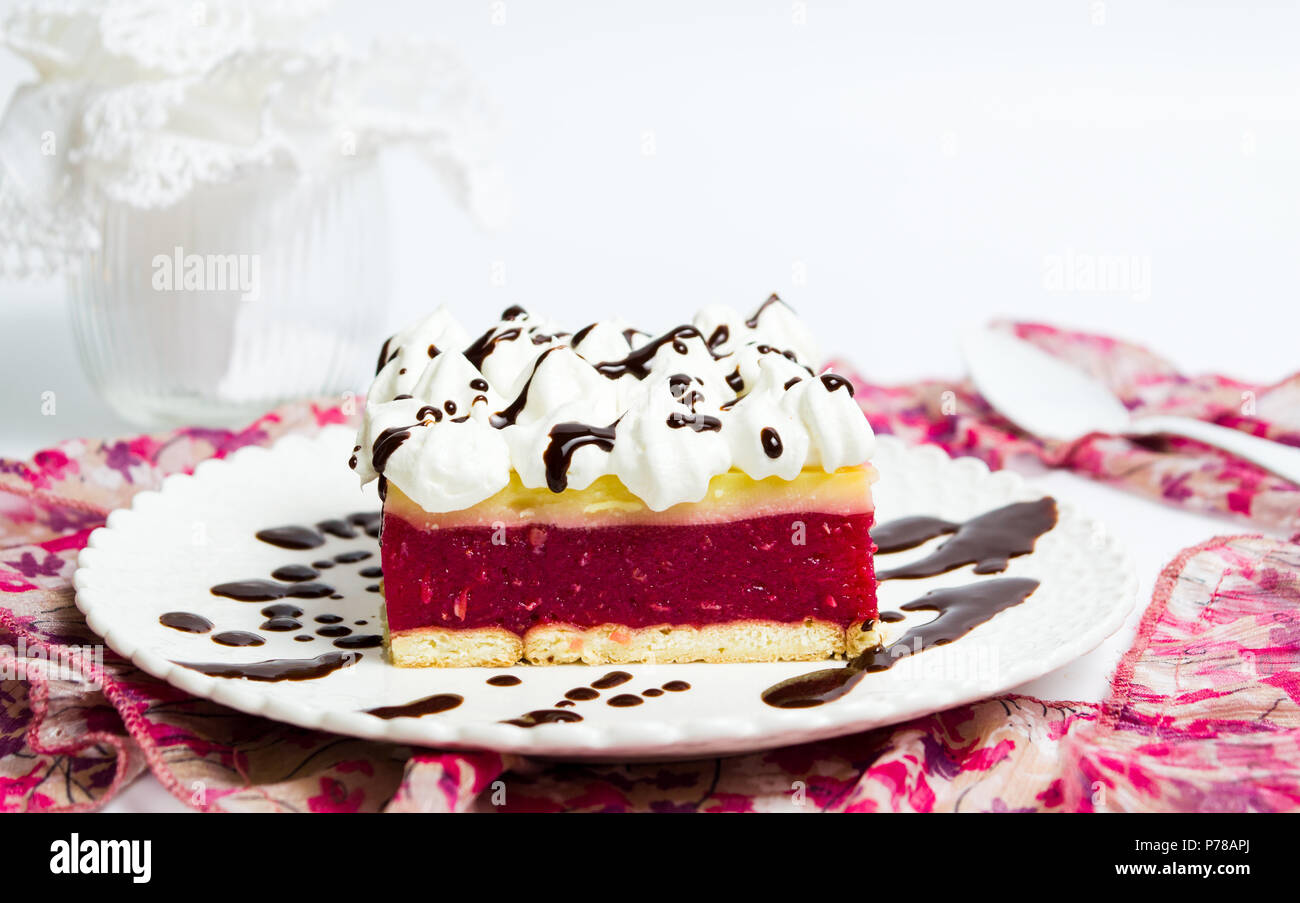 Kirsche Obst Kuchen mit Sahne auf einer Platte Stockfoto