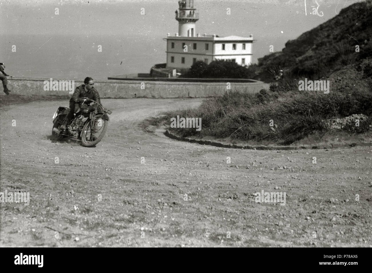 Español: Título original: Motociclismo por el Paseo del Faro (5/6) Lokalisation: in San Sebastián (Guipúzcoa). 1922 47 Motociclismo por el Paseo del Faro (5 de 6) - Fondo Car-Kutxa Fototeka Stockfoto