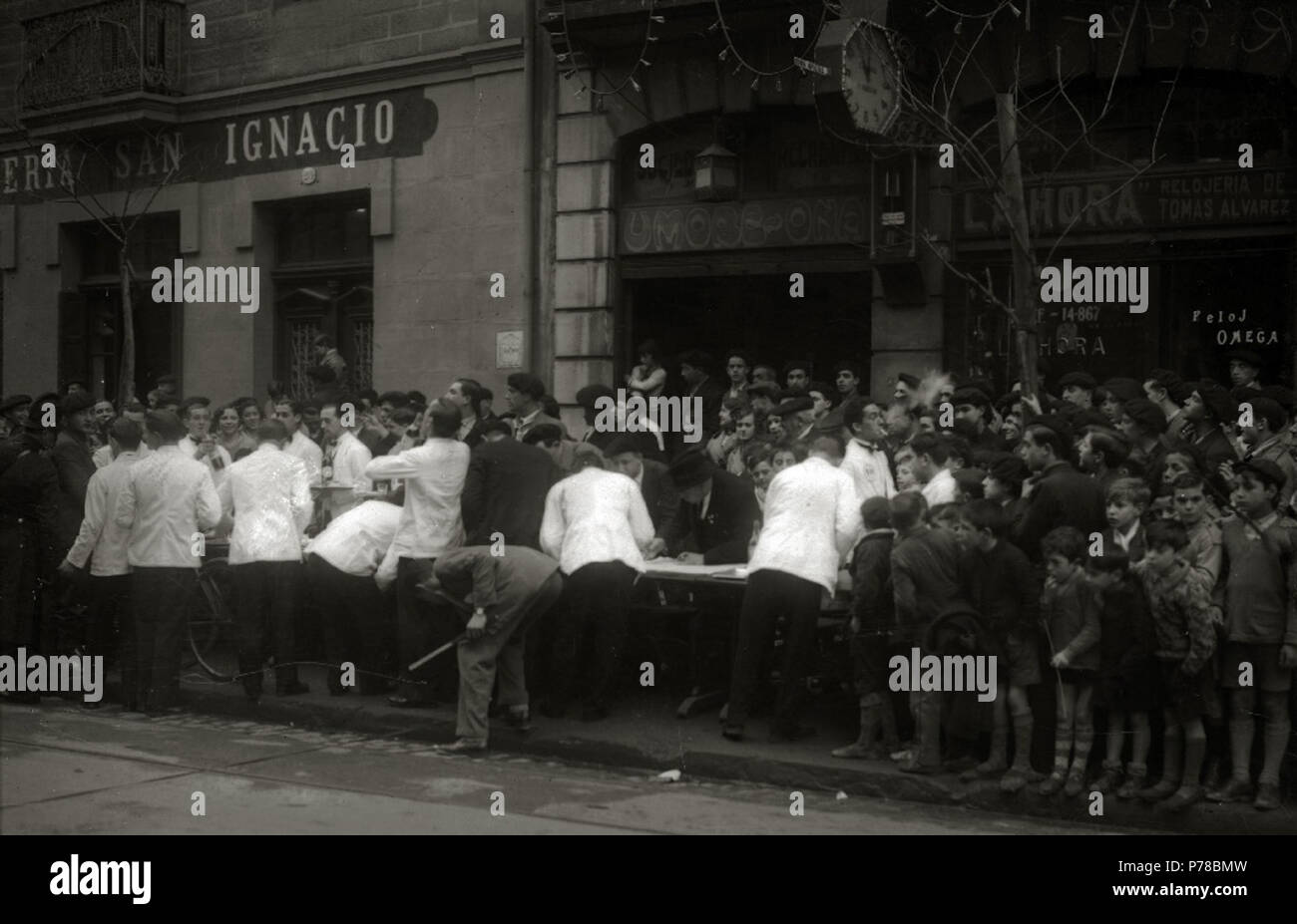 49 Participantes en una carrera de camarero Durante unas Fiestas de San Sebastián (4 de 7) - Fondo Car-Kutxa Fototeka Stockfoto