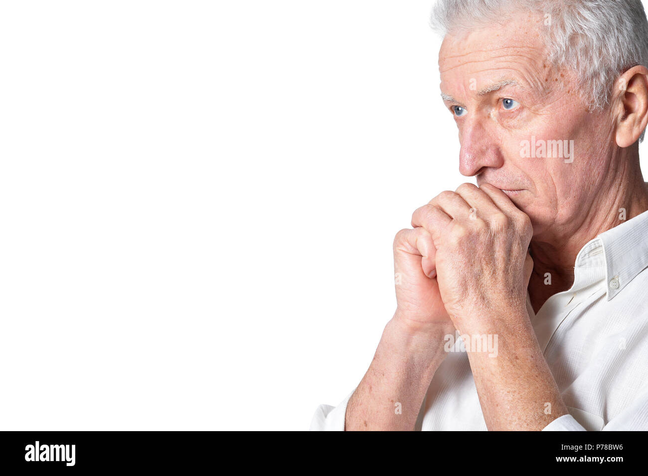 Traurig älterer Mann in Freizeitkleidung posing Stockfoto