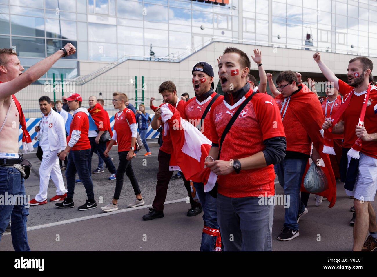 St. Petersburg, Russland - Juli 3, 2018: Schweizer Fußballfans zu Sankt Petersburg Stadion ihre Mannschaft im Spiel der FIFA WM 2018 zu unterstützen. Stockfoto