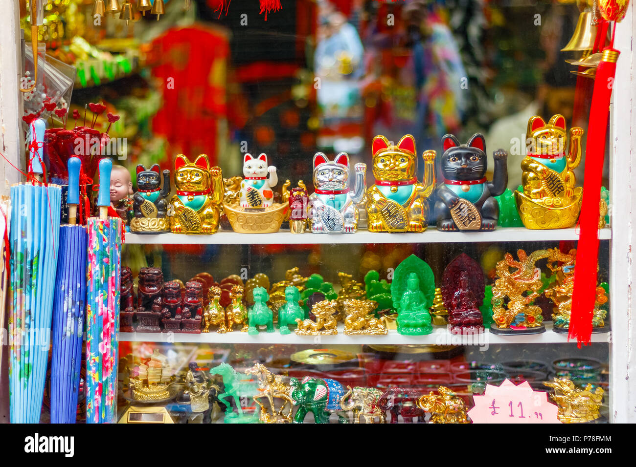 - Maneki Neko (Beckoning Cat), japanische Figuren in einem Souvenirshop in Londons Chinatown Stockfoto