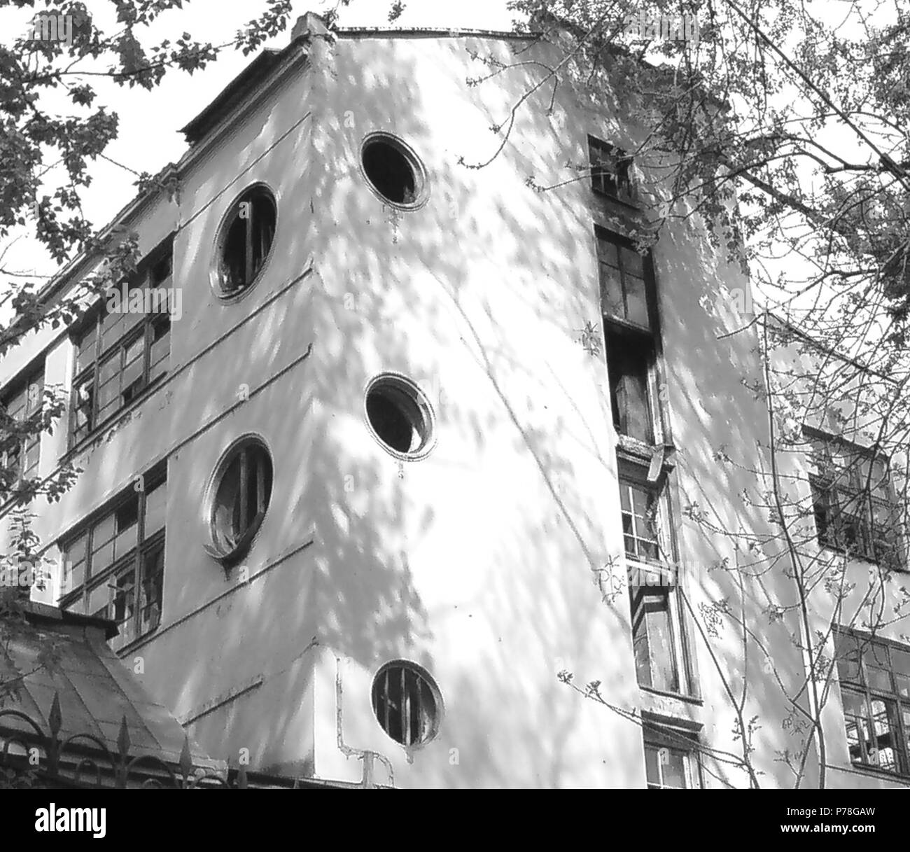 Englisch: Die Druckerei "OGONYOK" von El Lissitzky, bei 55°4638 N 37° 3639E / 55.777277° N 37.610828° E/55.777277 37.610828 entfernt; 17, 1. Samotechny Lane. Es ist Lissitzky die einzige greifbare Arbeit der Architektur. Es wurde im Jahr 1928 von ogonyok Magazin als Druckerei verwendet werden beauftragt. Im Juni 2007 die unabhängige Russky Avangard Stiftung beantragte das Gebäude auf dem Erbe registrieren. Im September 2007 die Stadt Kommission (Moskomnasledie) genehmigt den Antrag und reichte es der Stadtverwaltung für eine endgültige Zustimmung, das ist nicht geschehen. Im Oktober 2008, die Verlassenen Stockfoto