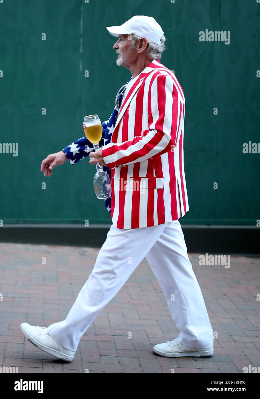 Ein Zuschauer sporting ein sternenbanner Jacke am amerikanischen Unabhängigkeitstag an Tag drei der Wimbledon Championships in der All England Lawn Tennis und Croquet Club, Wimbledon. Stockfoto