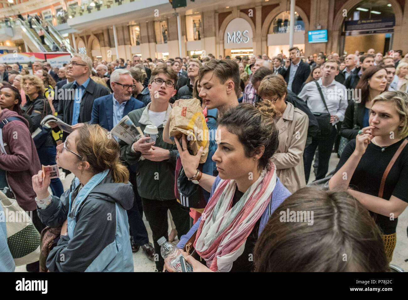 Waterloo Station, London, UK. 23. Juni 2016. Hunderte von Pendlern sind gestrandet und Gesicht Verzögerungen bei Waterloo Station wegen der ungünstigen Witterung. Stockfoto