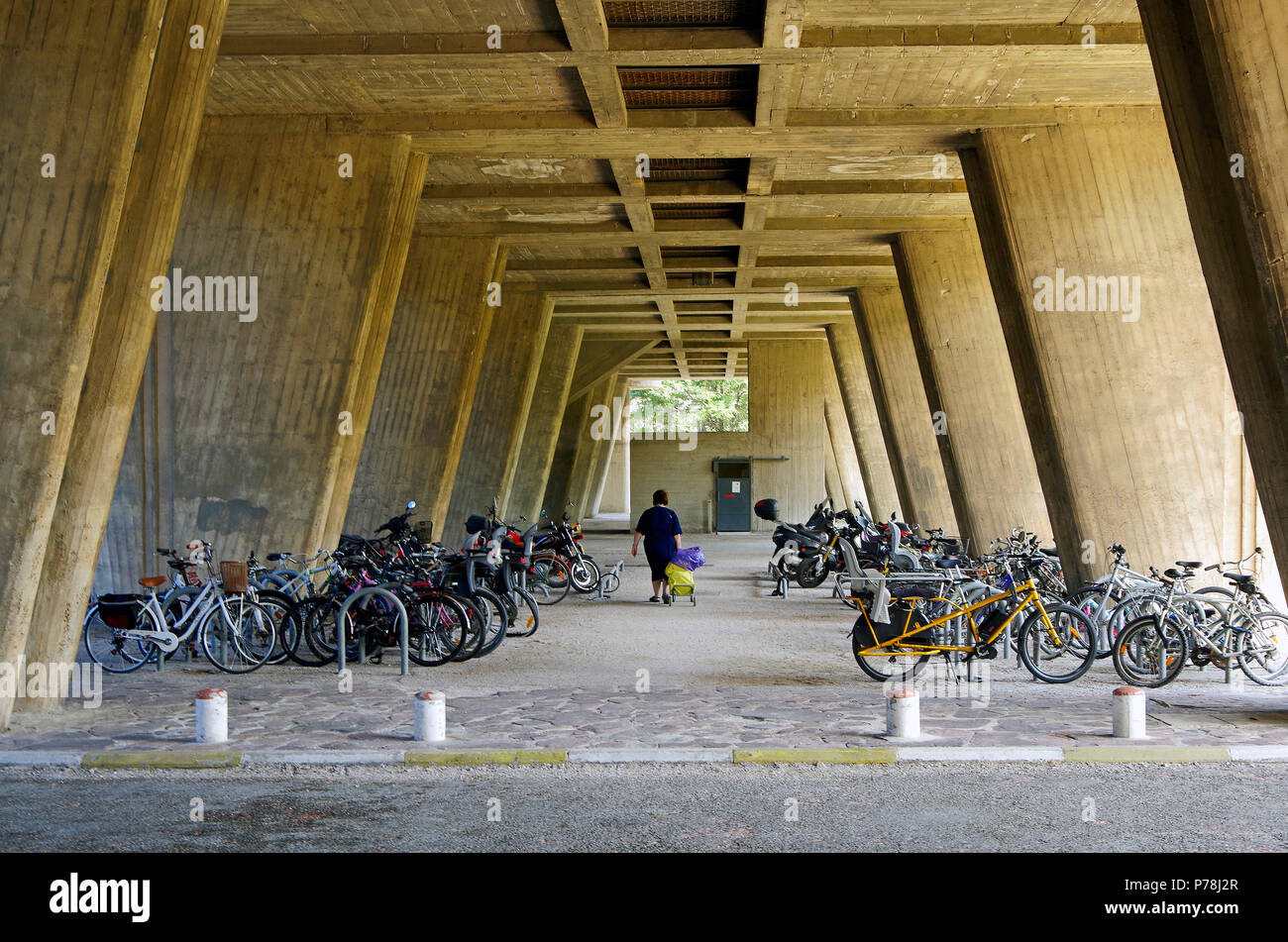 Die UNDERCROFT der Unité d'habitation, ein Mietshaus in Marseille, designer Le Corbusier, ein Pionier der modernen Architektur. Stockfoto