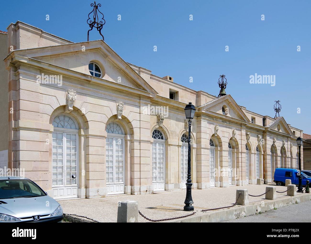 Einer der zwei nahezu identische Gebäude in der Nähe der Eintrag zum Alten Hafen, Marseille, einem eleganten neoklassizistischen Gebäude Stockfoto