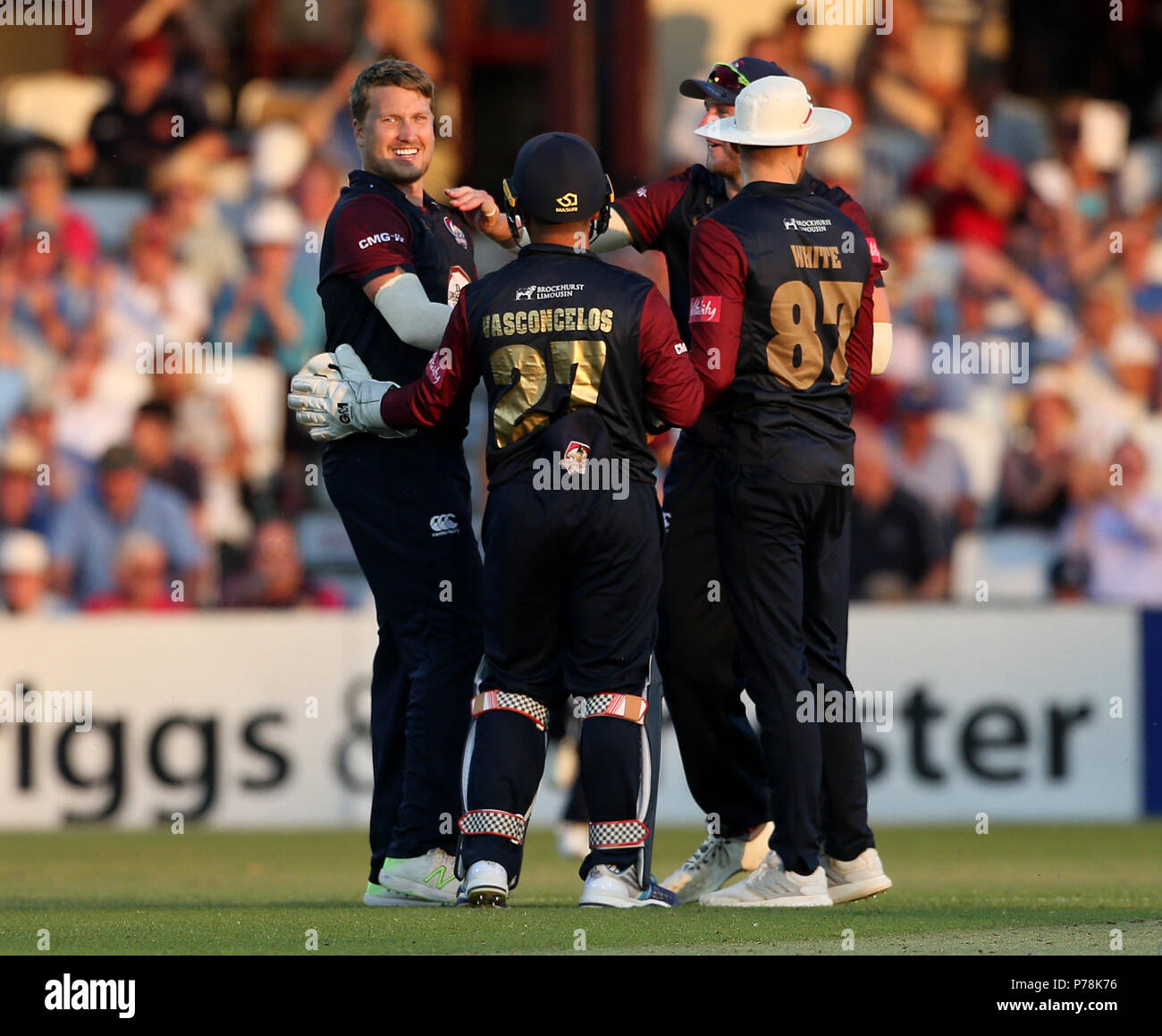 Von Northamptonshire Josh Cobb feiert die wicket von Leicestershire Mark Cosgrove während der Vitalität Blast,Gruppenspiel am County Cricket Ground, Northampton. Stockfoto