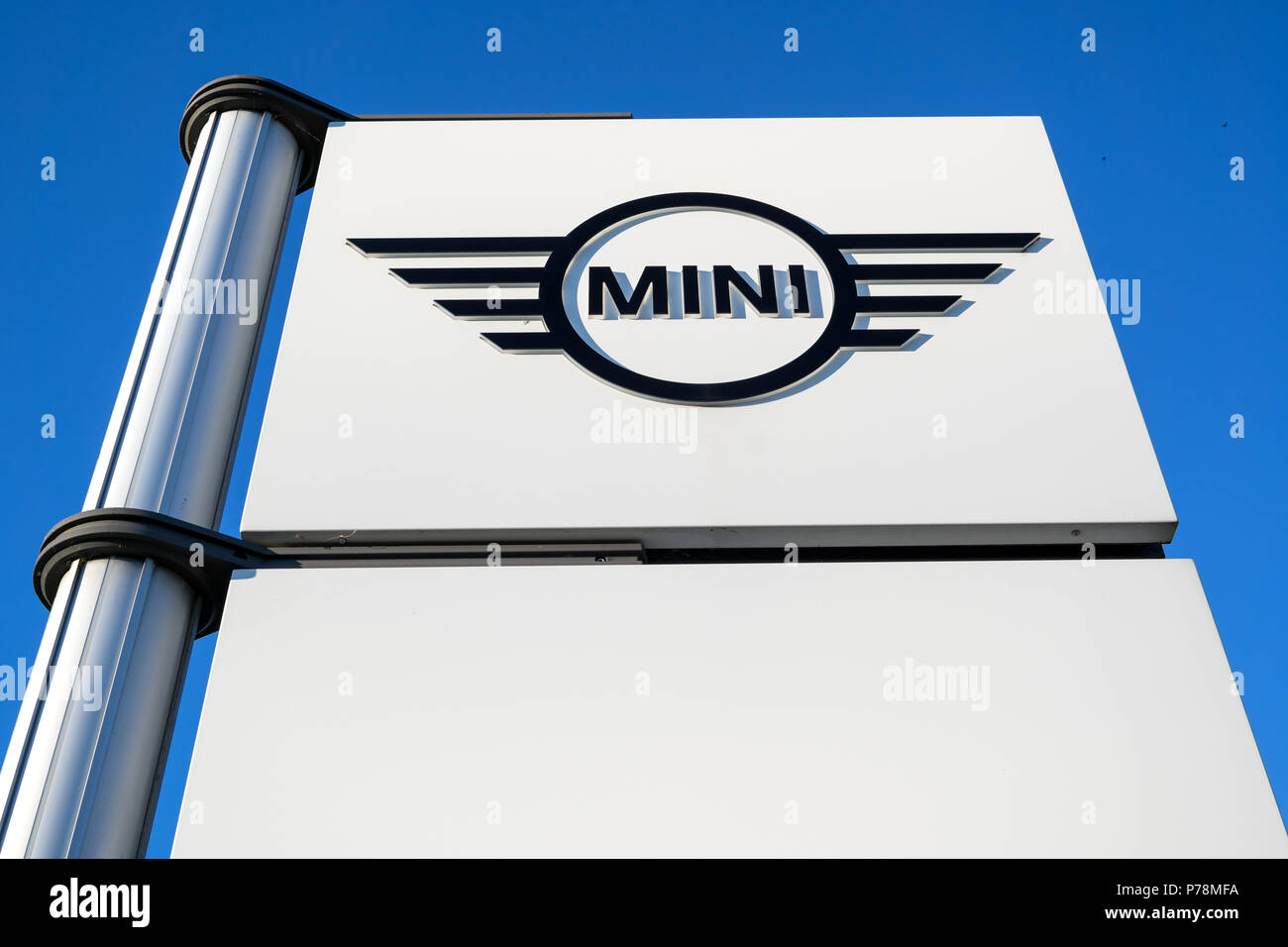 Mini Händler Zeichen gegen den blauen Himmel. Mini ist eine britische Automobile der Marke BMW im Besitz seit 2000, und von ihnen für eine Reihe von kleinen Autos verwendet. Stockfoto