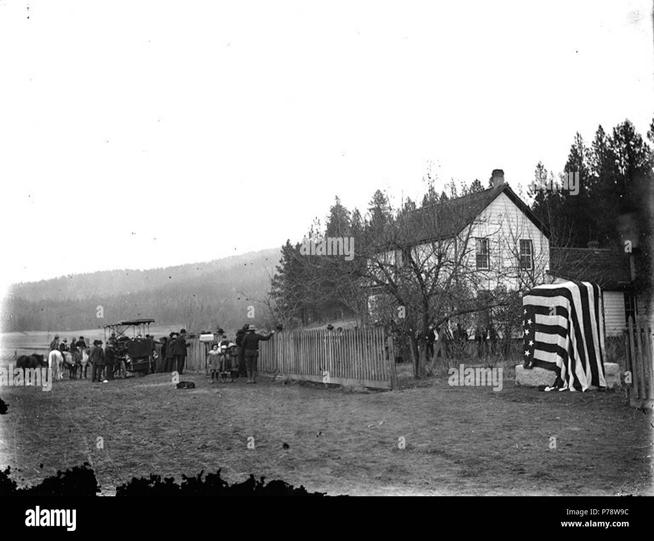 . Englisch: Einweihung eines Denkmals zum Gedenken an den indischen Mission auf Chamokane Creek, Spokane County, Washington 1908. Englisch: Einweihung einer Gedenkstätte im Tshimakain Gedenken an die Errichtung einer Mission unter den Spokane Indianer aus diesen Gründen durch die REVERENDS Cushing Eells und Elkana Walker von Sept. 1838 bis März 1848. Eells home im Hintergrund. Denkmal von der State Historical Society und die gemeindliche Kirchen von Washington. Themen (LCTGM): Widmungen - Washington (State) - Chamokane Creek; Denkmäler & Gedenkstätten - Washington (State) - Chamokane Creek; Missionen - W Stockfoto