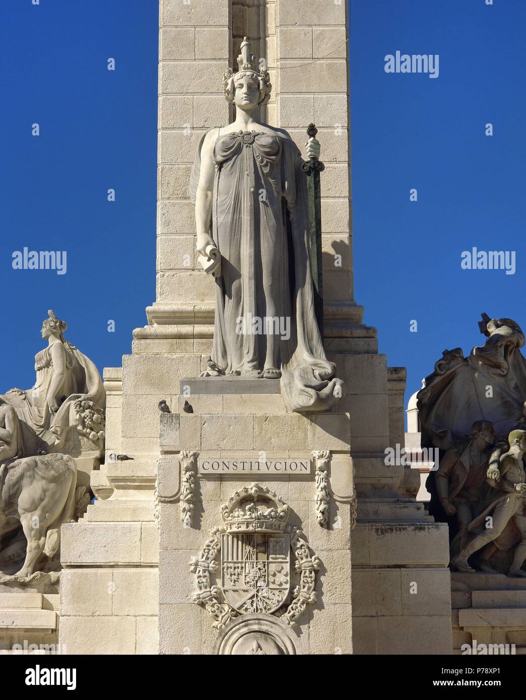 MONUMENTO A LA CONSTITUCION DE 1812. 'MONUMENTO Conocido como DE LAS CORTES'. Realizado en 1912 Como conmemoración del centenario de la Constitución de 1812, en la Plaza de España. Obra del arquitecto Modesto López Otero y del escultor Aniceto MARINAS (1866-1953). Detallle de la Base del mismo con la representación de la Constitucion. CADIZ. Andalusien. España. Stockfoto