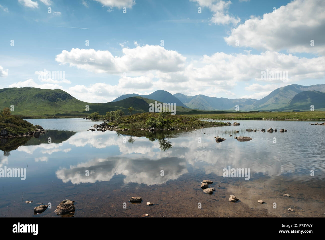 Cloud Reflexionen über Lochan Nah Achlaise, Rannoch Moor. Highlands, Schottland Stockfoto