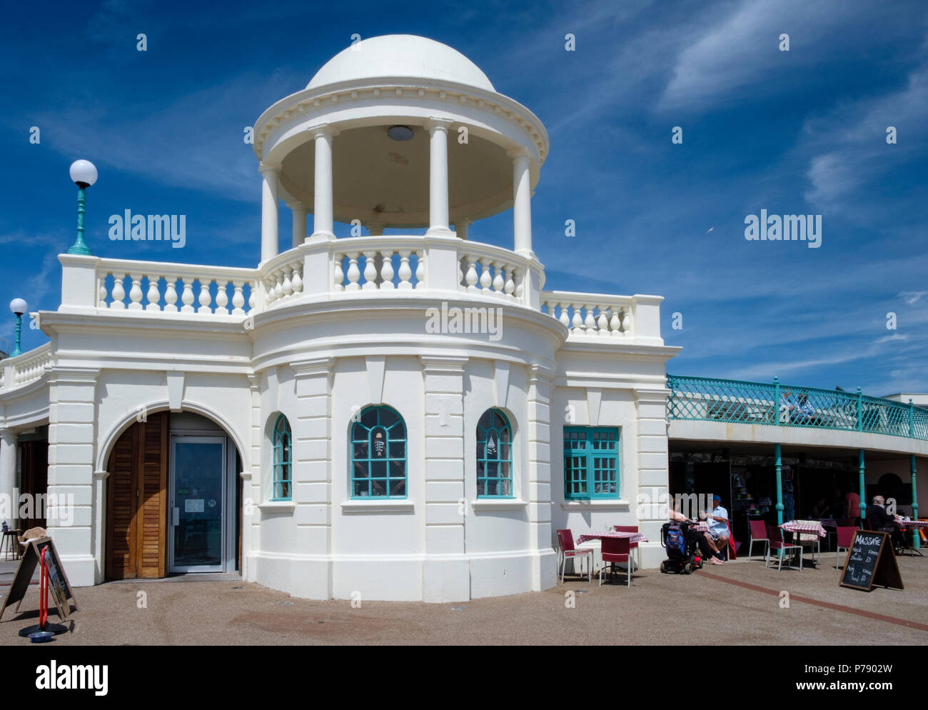 Die Kolonnade (aka King George V Kolonnade) an der Strandpromenade in Bexhill, wurde vor über 100 Jahren erbaut und ist ein Denkmalgeschütztes Gebäude Stockfoto