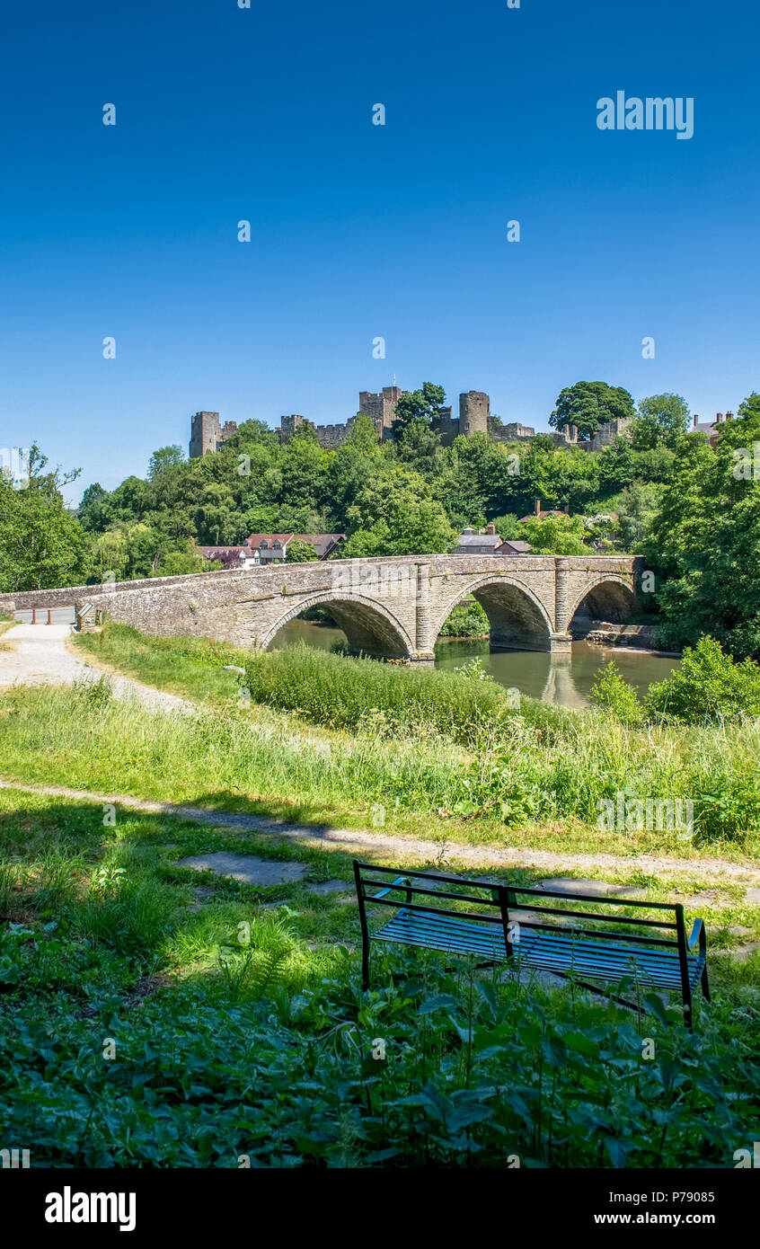 Sonnige Landschaft an Ludlow Castle und Dinham Brücke. Stockfoto