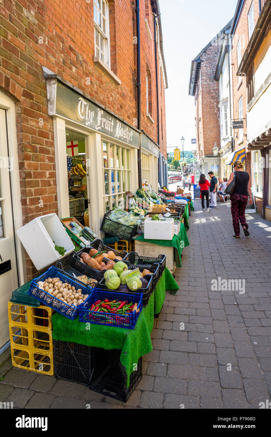 Obst und Gemüse für den Verkauf außerhalb der Shop. Stockfoto