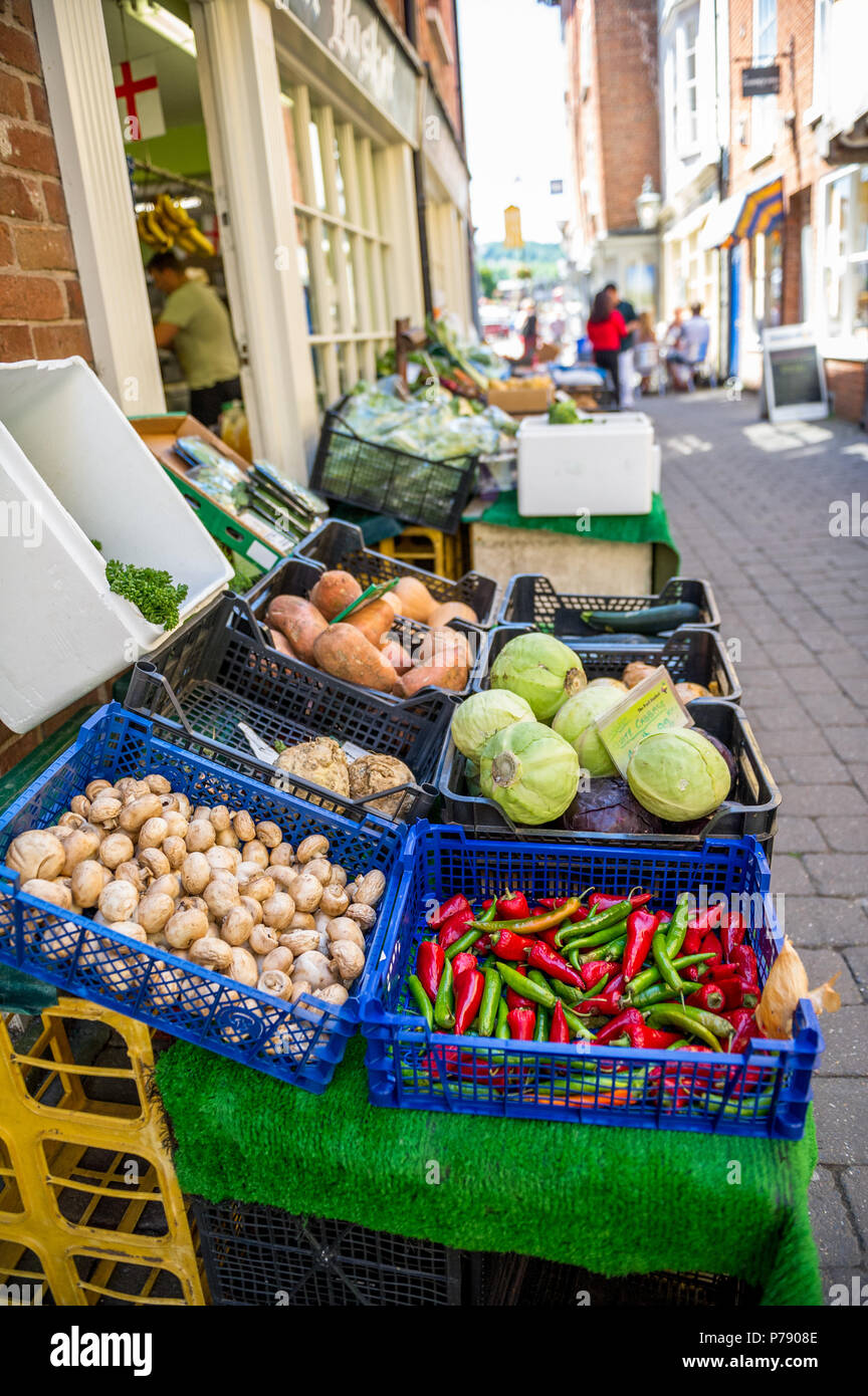 Obst und Gemüse für den Verkauf außerhalb der Shop. Stockfoto