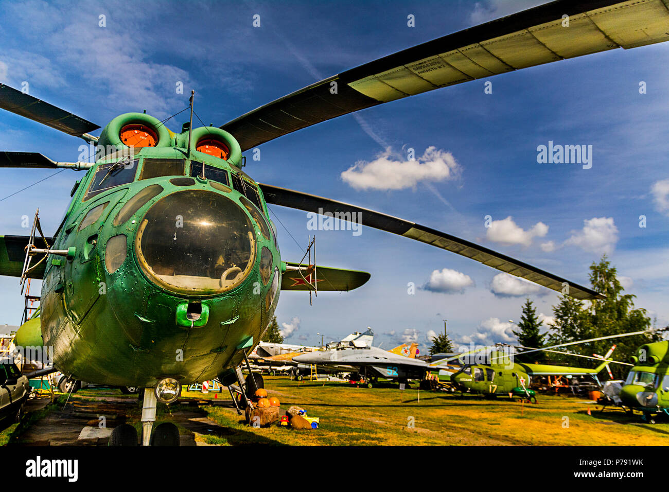 Die schweren Transport Mi-6 Helikopter im Bereich des Museums von Flugzeugen am Flughafen Riga Stockfoto