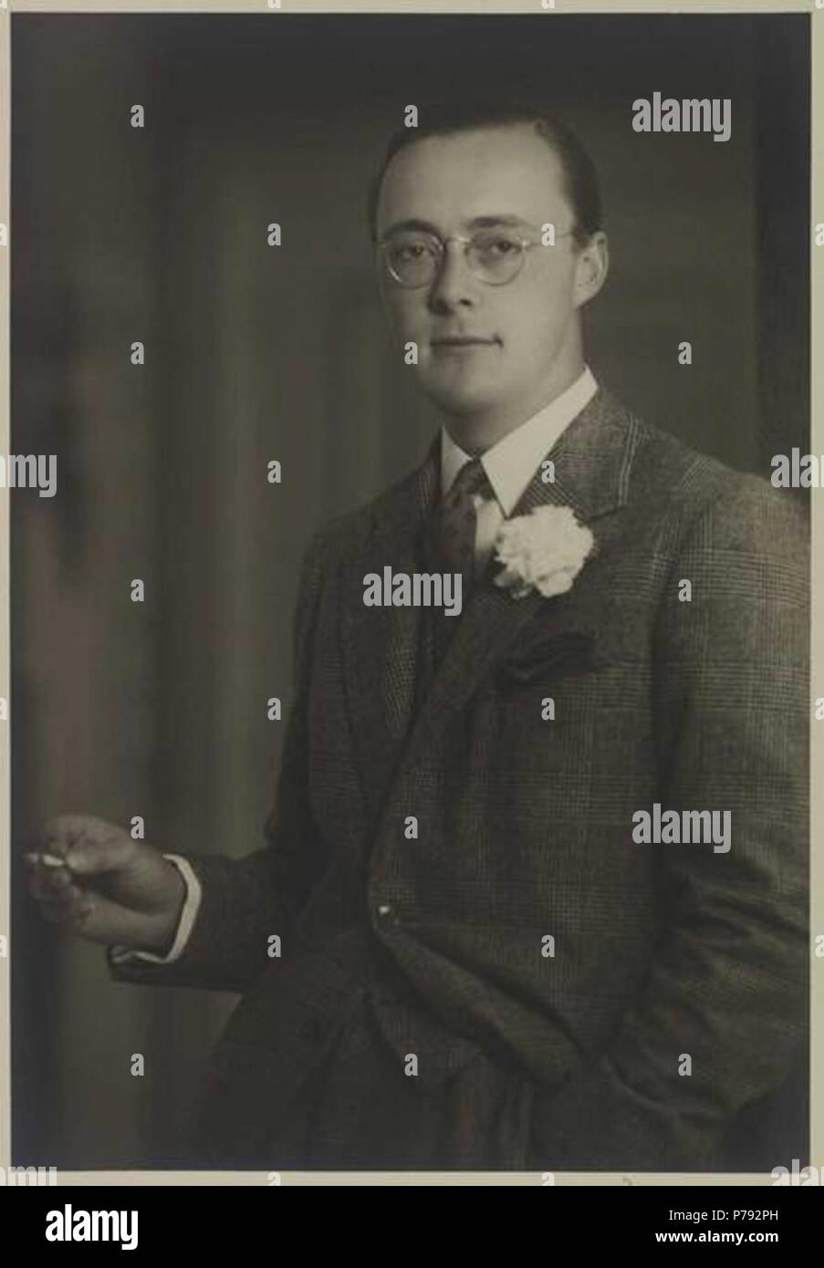 Nederlands: Prins Bernhard, 1937 Een beetje ijdel, Een beetje Dandy, deze Prins Bernhard, sterben musste in het plezier kennelijk Poseren. In een geruit Gekleed kostuum, de ene Hand in de Zak, in de ander een sigaret, zet Ziegler Saum neer als een moderne, informele jonge Mann. 1937 48 Prins Bernhard 1937 Stockfoto