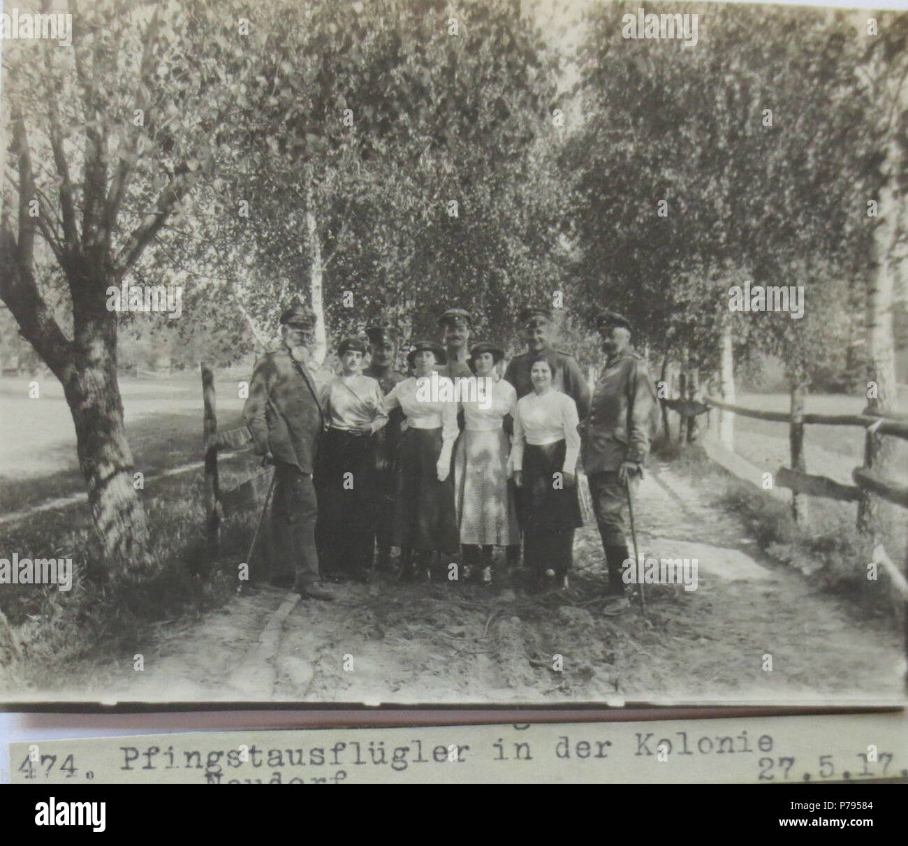Englisch: Foto von der Ukraine aus einem Album eines unbekannten deutschen Soldaten während des Ersten Weltkrieges English genommen: Fotos aus dem Nachlaß eines Soldaten einer Sächsischen Straßenbaukompagnie an der Ostfront: Polen - Rußland - Ukraine - Weißrußland. :. 1 Januar 1919, 00:00 7 Ukraine, Wolhynien, Ausflug in die Kolonie Neudorf (novaja), Foto 1917 Stockfoto