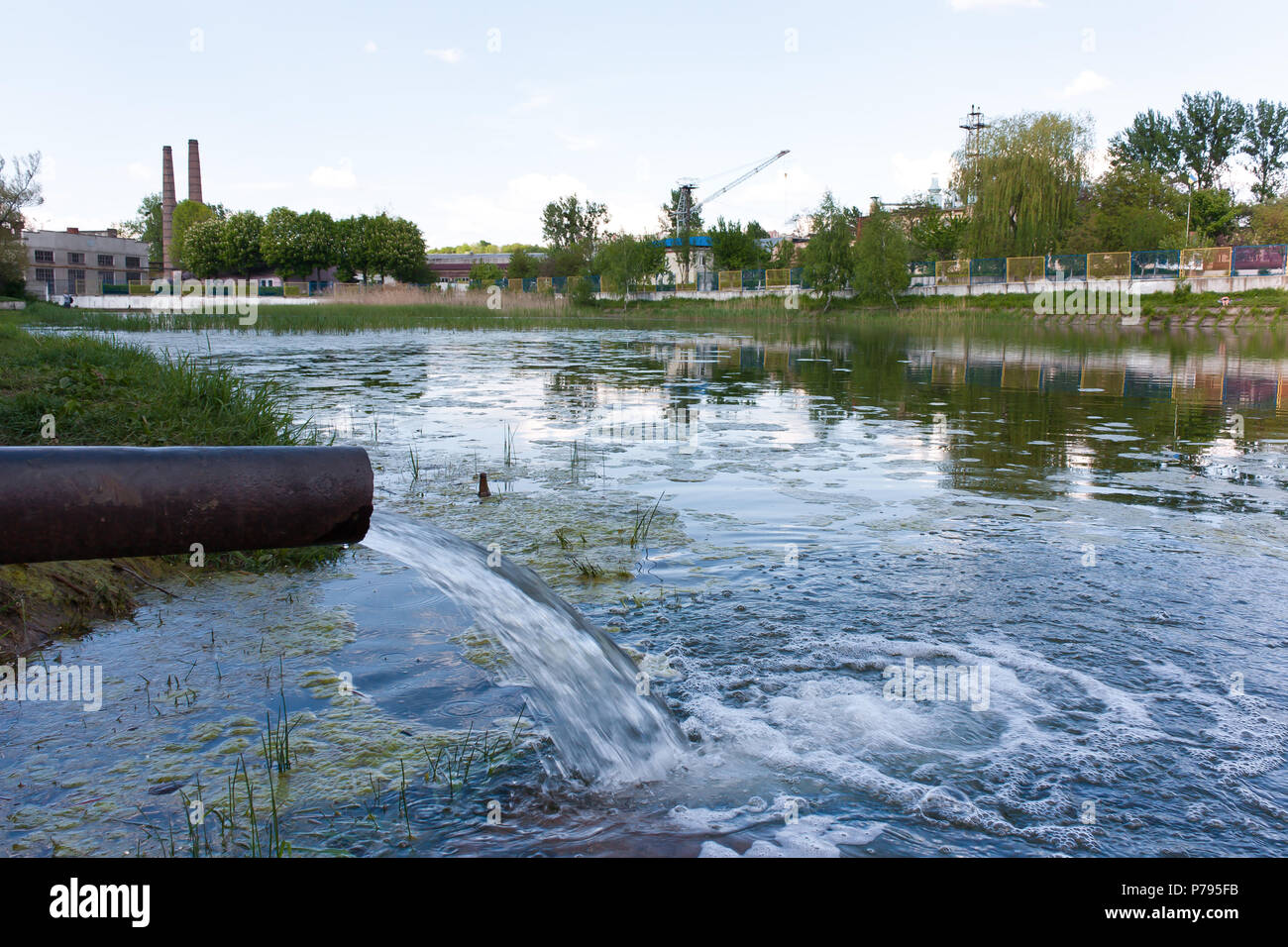 Abwasser. Verschmutzten Fluss, See. Die Gefahr einer ökologischen Katastrophe Stockfoto