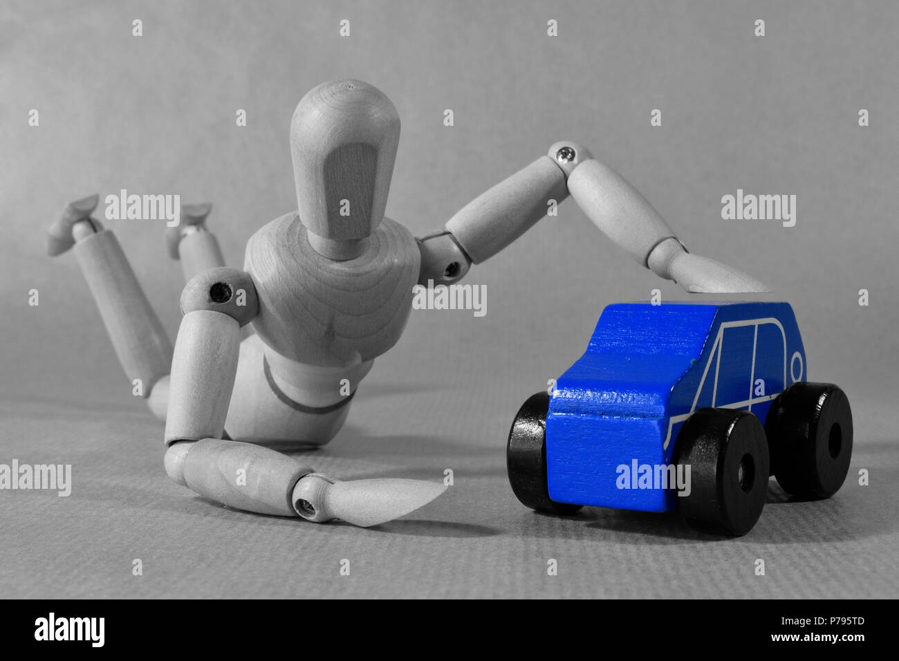 Denken Sie an ein neues Auto. Werbung Fotografie mit Guy umarmen ein Spielzeugauto. Blau. Stockfoto