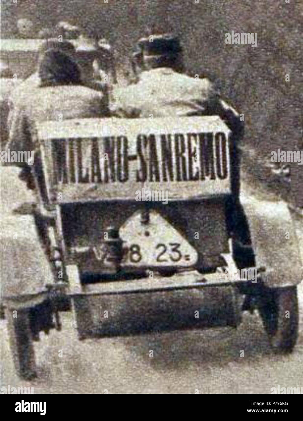 Français: Voiture dans suiveuse Milan-San Remo 1912. 23 September 2017 17 Voiture dans suiveuse Milan-San Remo 1912 Stockfoto