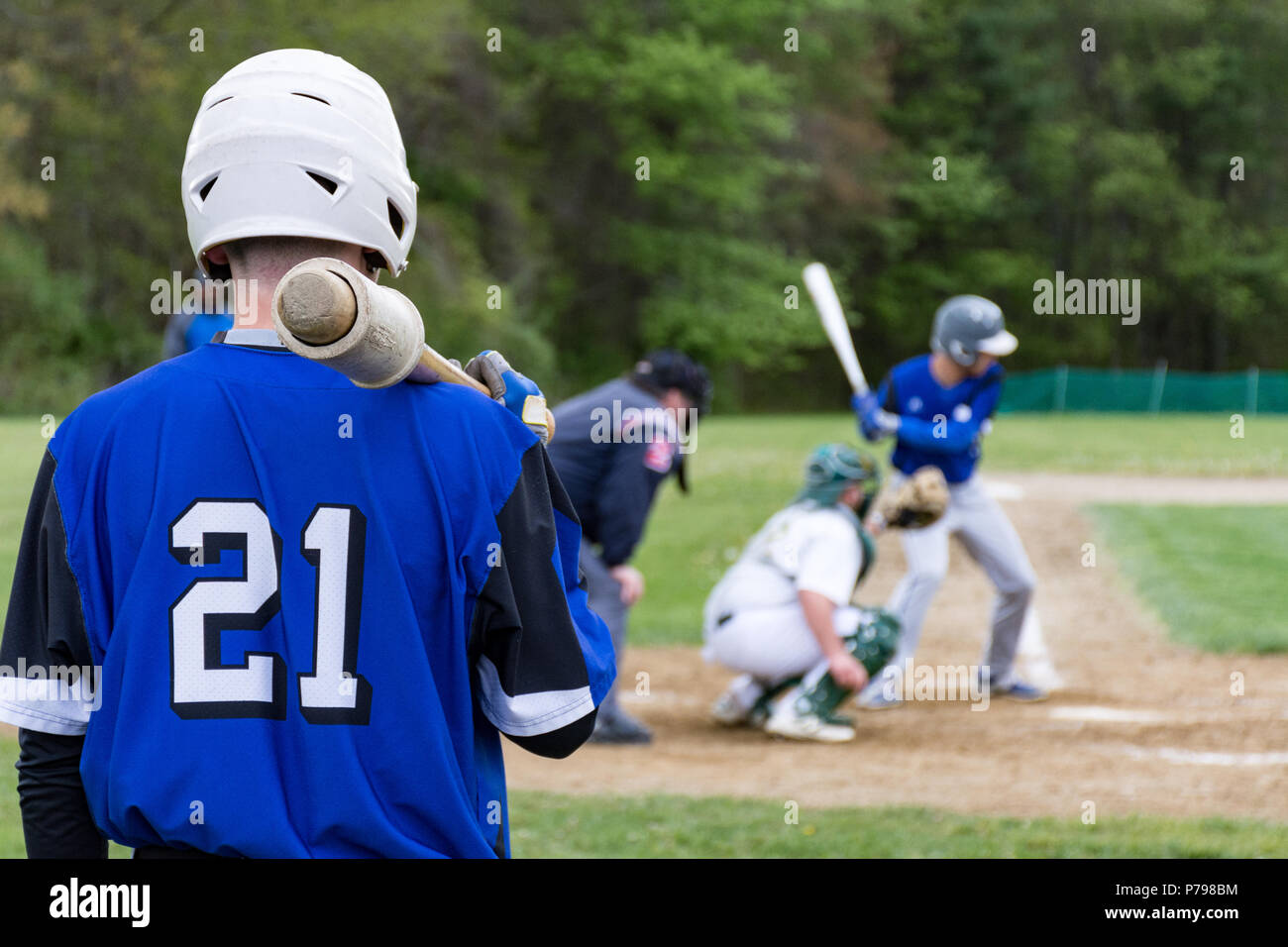 High School Baseball Spieler warten auf seinem At Bat Stockfoto