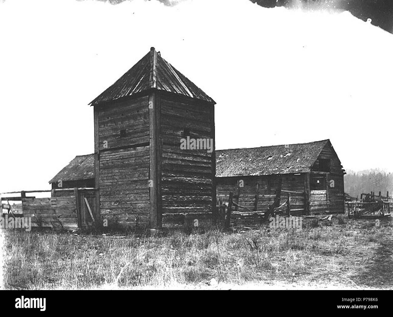 . Englisch: Blockhaus Ruinen, Fort Colville, Washington, Ca. 1910. Englisch: Hudson's Bay Fort 1825 gegründet auf der Ostseite des Columbia River. Auf der Hülse der Negativ: Kleine Blockhaus, Scheune und Haus in der hinteren Fächer (LCTGM): Blockhäuser - Washington (State) - Fort Colville, Forts und Befestigungsanlagen - Washington (State) - Fort Colville; Handel Beiträge - Washington (State) - Fort Colville, Scheunen - Washington (State) - Fort Colville, verlassenen Gebäuden - Washington (State) - Fort Colville Themen (LCSH): Fort Colville (Washington) - Gebäude, Strukturen, etc. Um 1910 11 Blockhaus Ruinen, Fort C Stockfoto