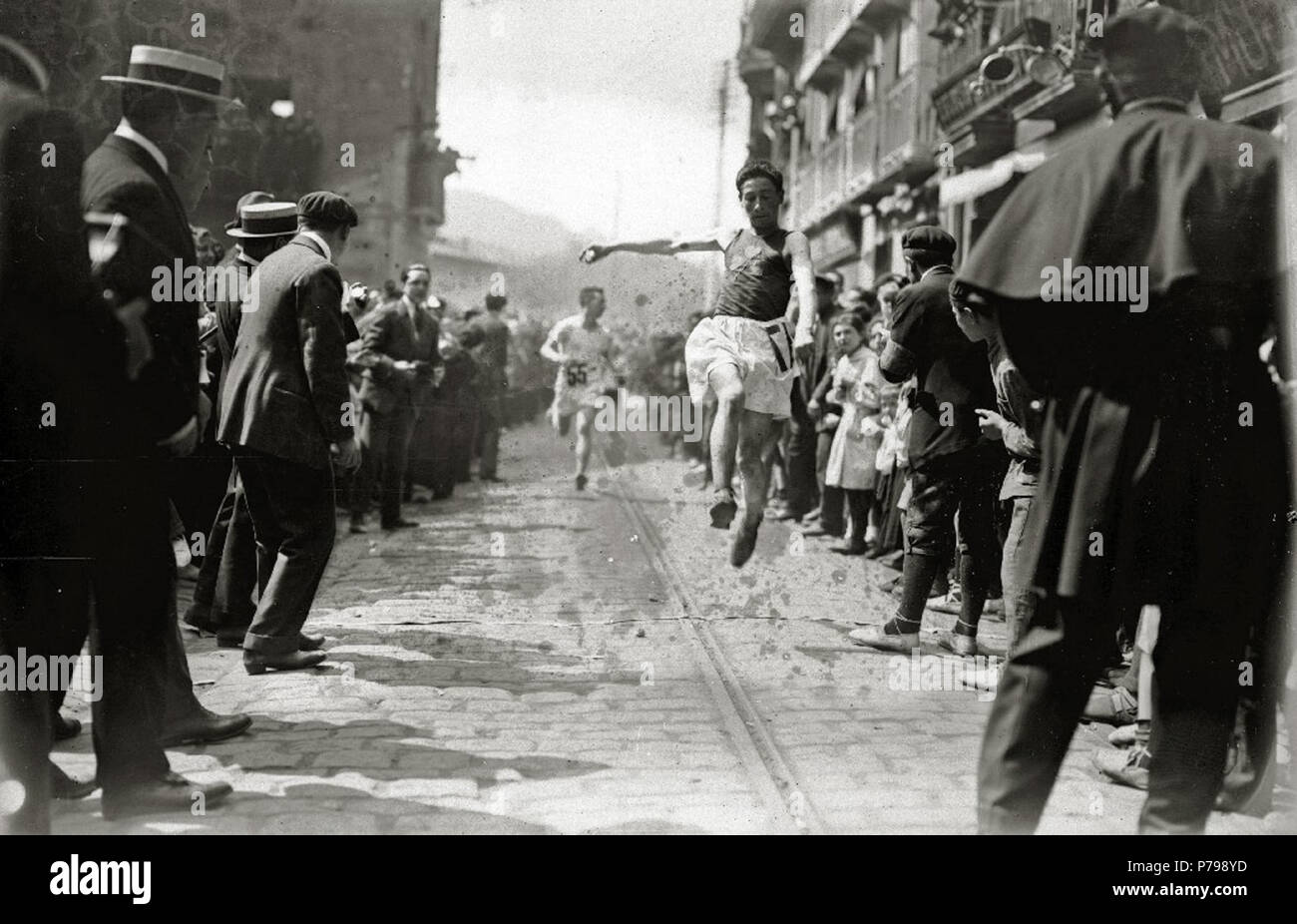 Español: Título original: Carrera de Cross de Tolosa (7/16) Lokalisation: Tolosa (Guipúzcoa). 1919 14 Carrera de Cross de Tolosa (7 de 16) - Fondo Car-Kutxa Fototeka Stockfoto