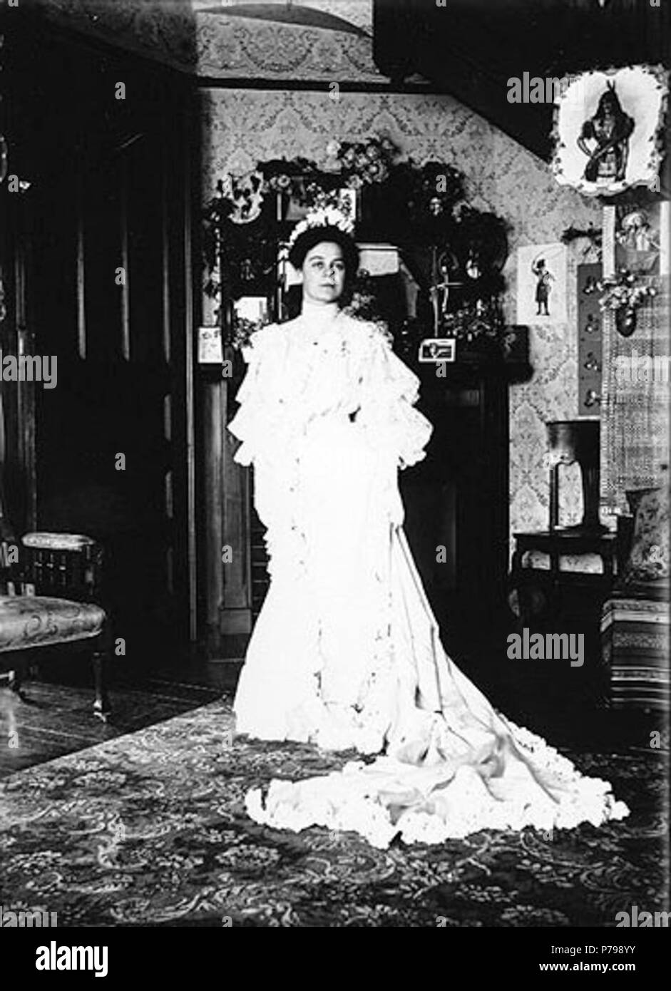. Englisch: Carnival Queen namens Miss Weaver, wahrscheinlich Washington, 1904. Englisch: Zeigt Frau im Abendkleid im Interieur der Zimmer. Auf der Hülse der Negativen: Queen Rose Karneval. 1904. Miss Weaver. Themen (LCTGM): Schönheit Kandidaten - Washington (State); Karneval - Washington (State); Abendkleider - Washington (State). 1904 13 Karneval Königin namens Miss Weaver, wahrscheinlich Washington, 1904 (BAR204) Stockfoto