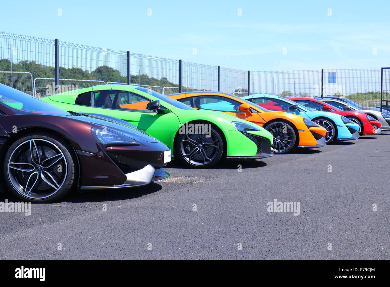 Autos, die auf der neuen Mclaren Sportwagen Showroom im Tempel Grün in der Nähe von Leeds City Centre Stockfoto