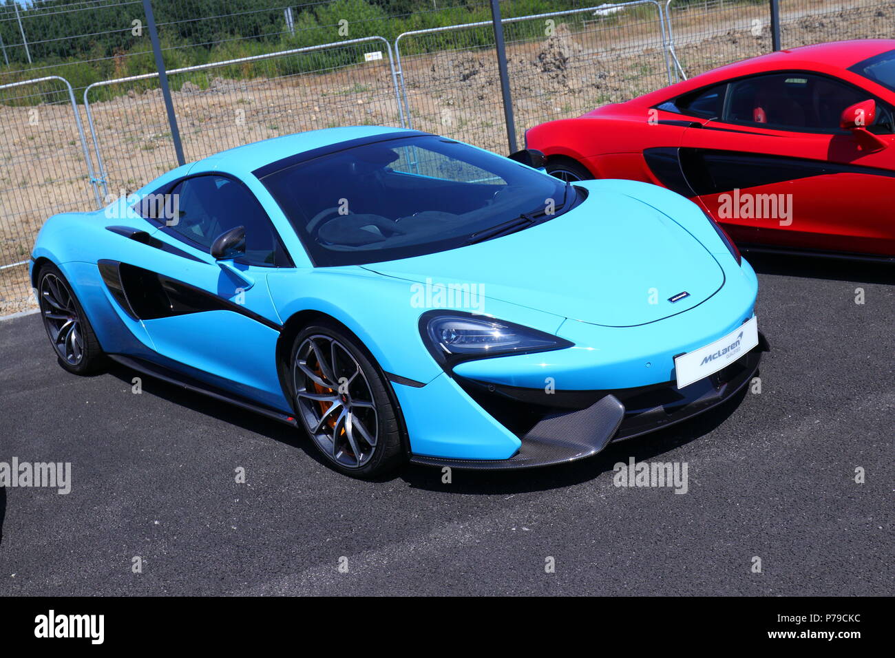 Autos, die auf der neuen Mclaren Sportwagen Showroom im Tempel Grün in der Nähe von Leeds City Centre Stockfoto