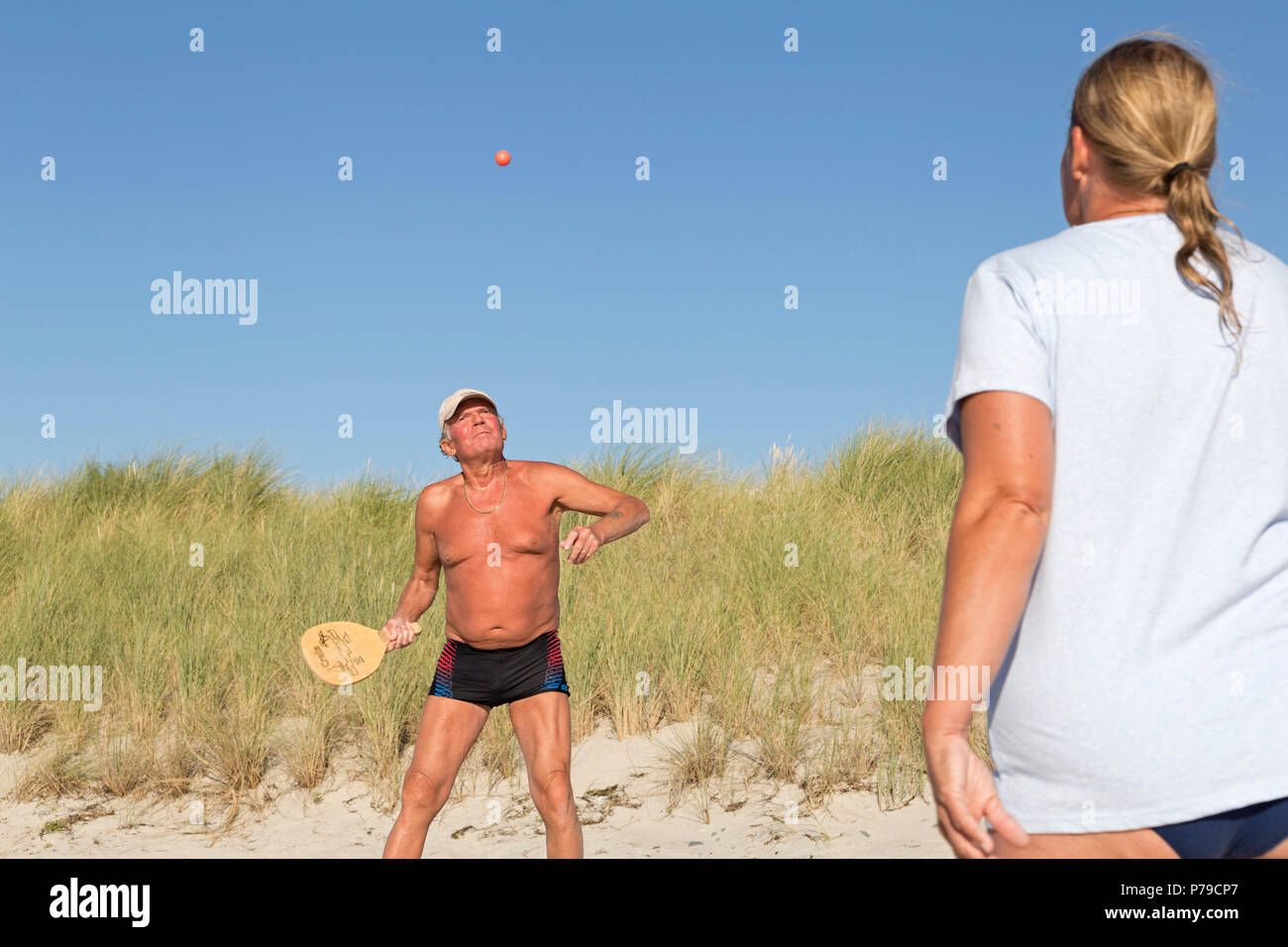 Paar Beach Ball spielen, Strand, Wustrow, Fischland, Mecklenburg-Vorpommern, Deutschland Stockfoto
