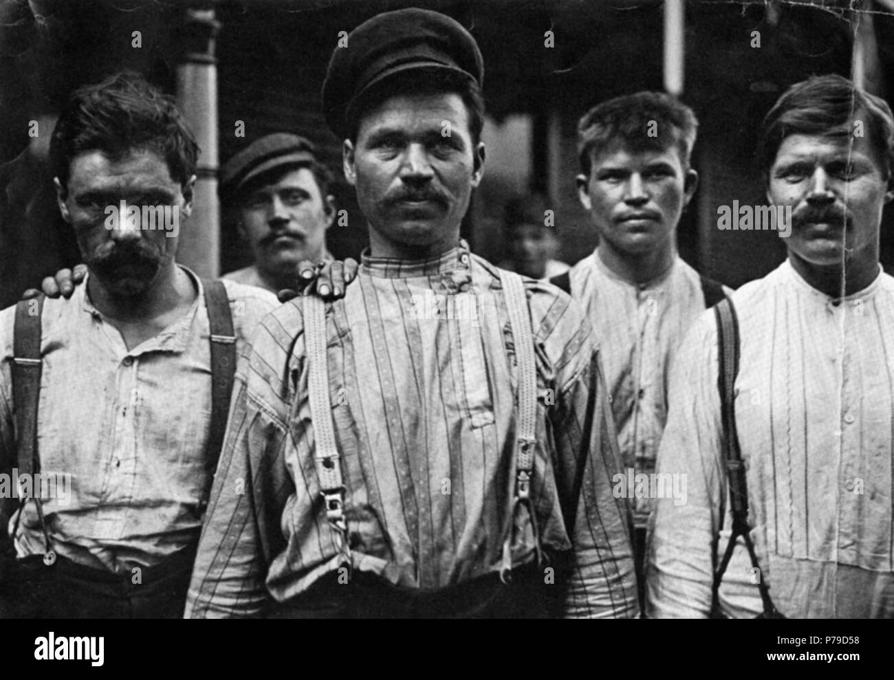 Arbeiter bei einem russischen Boarding House von Lewis Hines, Homestead, PA, 1909. Als Pionier bei der Verwendung der Kamera Amerikas Einwanderern und Armen zu dokumentieren, Lewis Hines machte Fotos für die Pittsburgh Umfrage, eine bahnbrechende soziologische Studie der industriellen Leben in Allegheny County, beim Arbeiten als Fotograf für die Russell Sage Foundation. 1909 Hines fotografiert diese russischen Arbeiter außerhalb einer Homestead boarding House im Jahr 1909. Hine's überzeugende Bilder gab Gesichter Einwanderer Pittsburgh der Arbeitnehmer und dazu beigetragen, das öffentliche Bewusstsein für ihre Not zu erhöhen. 1909 37 Arbeiter bei einem russischen Boar Stockfoto