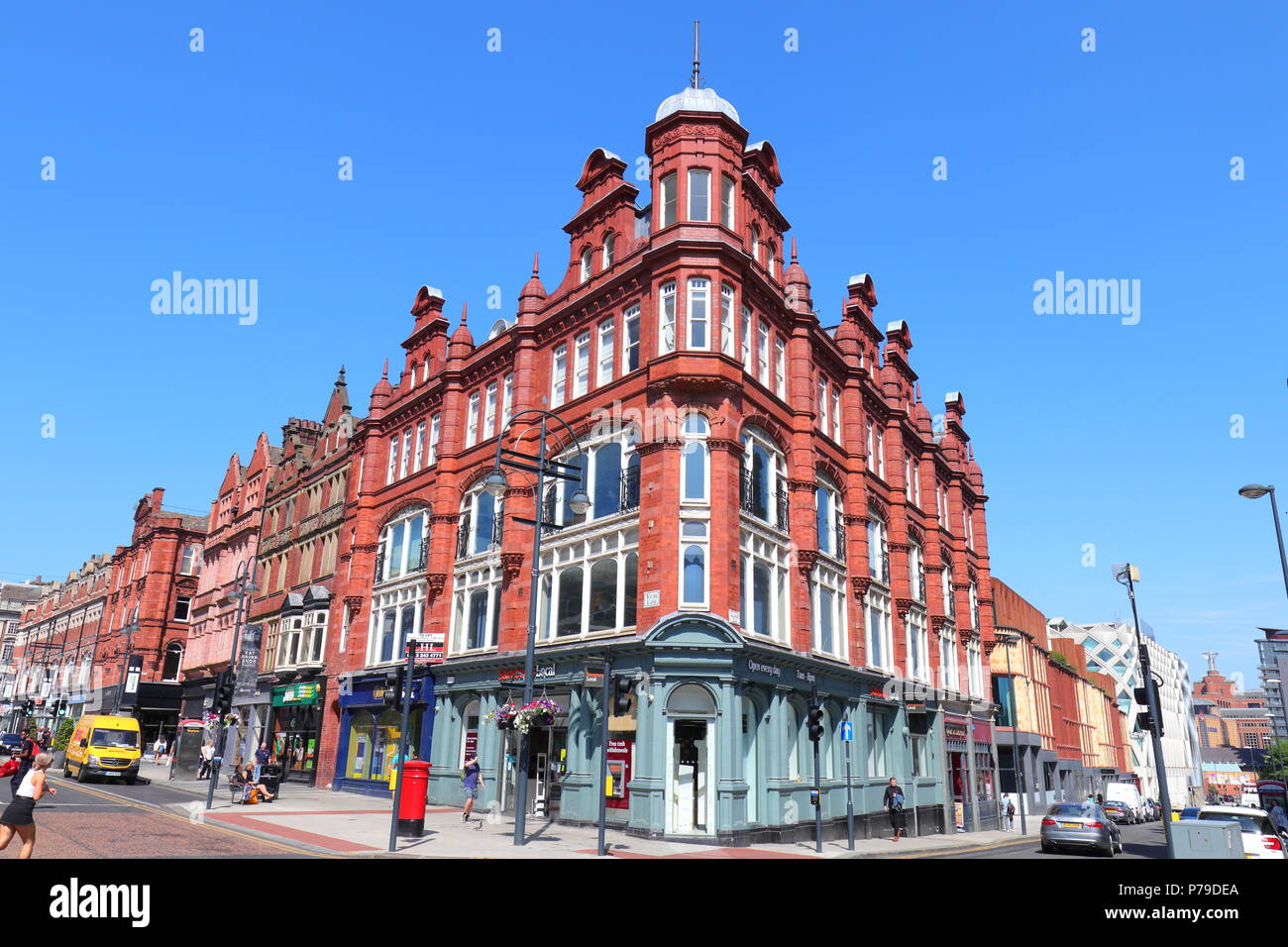 Vicar Lane mit der Kreuzung von Ludgate Hill in Leeds City Centerludgate hillwith Sainsbury's Lokale an der Ecke. Stockfoto