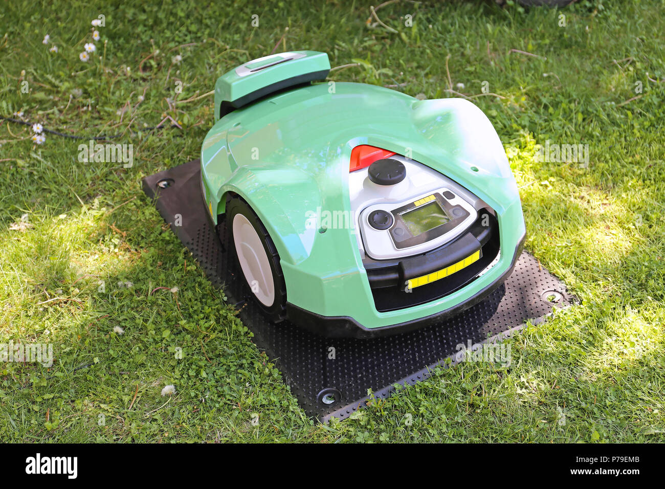 Roboter Rasenmäher beim Laden nach dem Schneiden das Gras Stockfoto