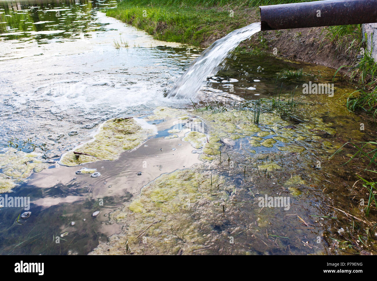 Kanalisation die Kanalisation in den Fluss, das Meer, den See. Umweltverschmutzung. Abwasser, ökologische Katastrophe Stockfoto