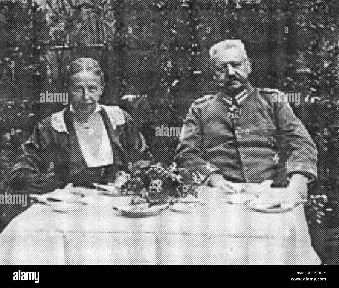 Englisch: Paul von Hindenburg und seine Frau im Jahr 1917. 1917 10 Hindenburgandwife 0001 Stockfoto