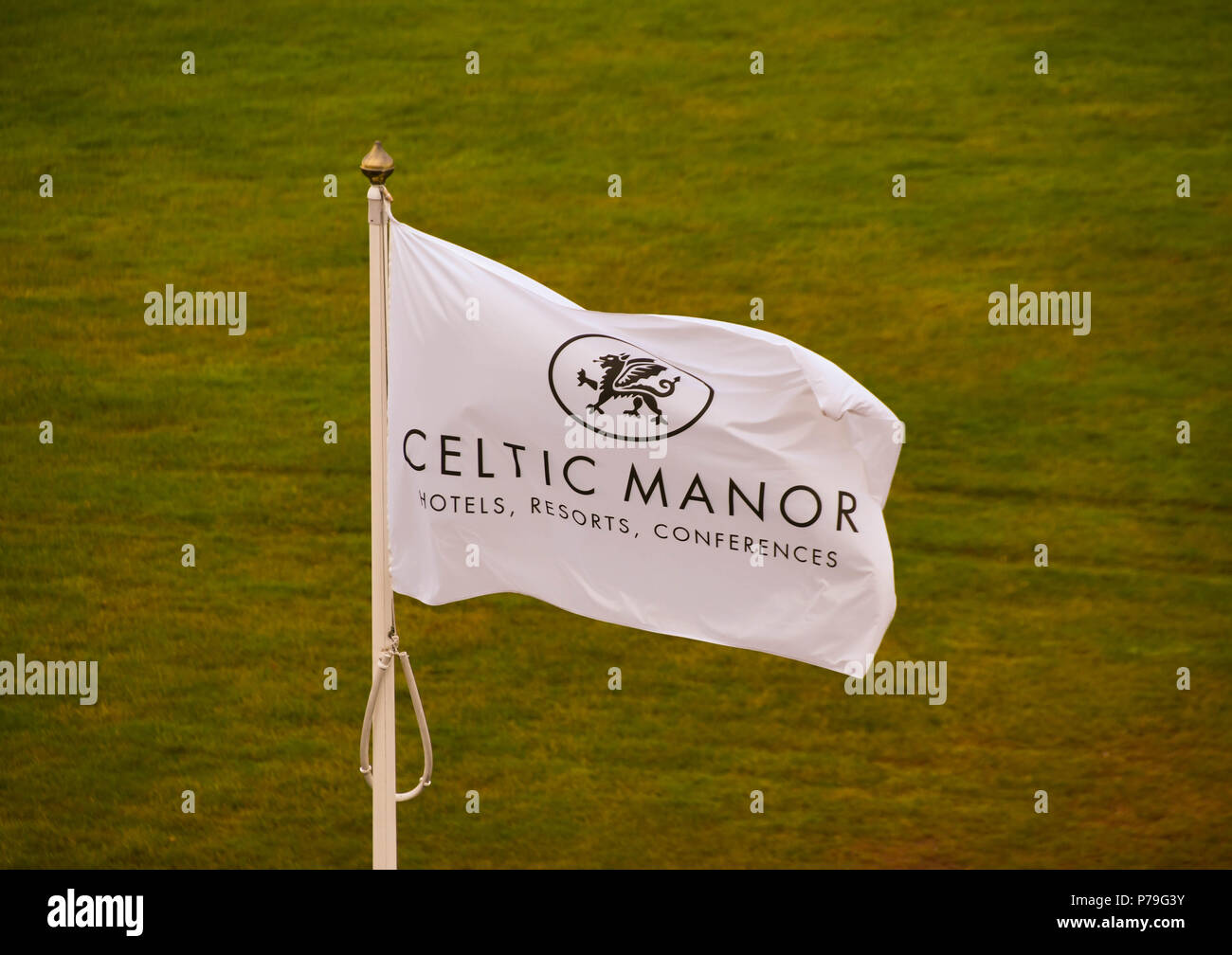 Schwarz-weisse Flagge mit dem Namen des Hotel und Resort das Fliegen an der Celtic Manor Resort, Newport, Wales Stockfoto