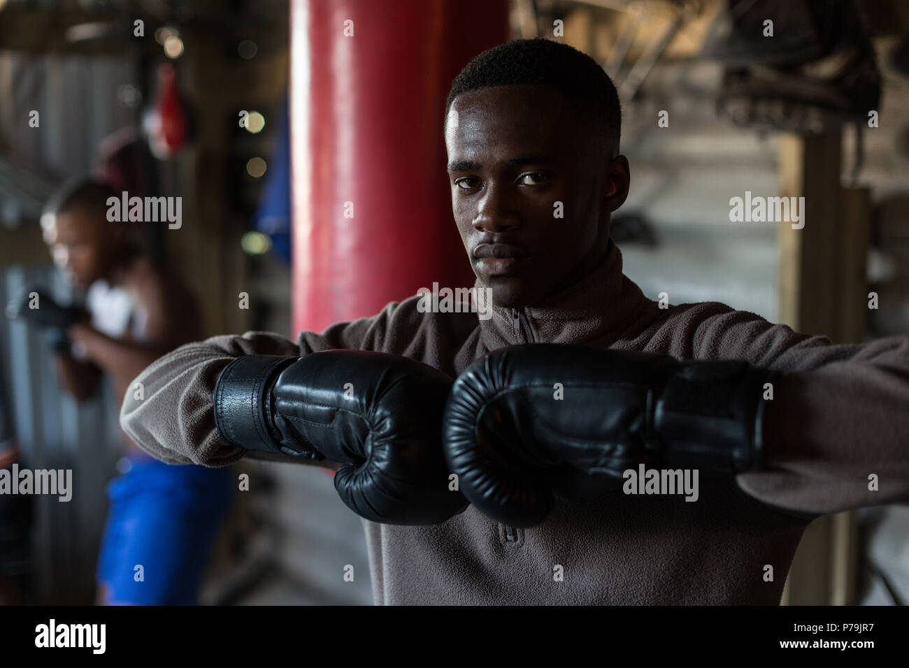 Männliche Boxer stehend mit Boxhandschuhen im Fitness Studio. Stockfoto