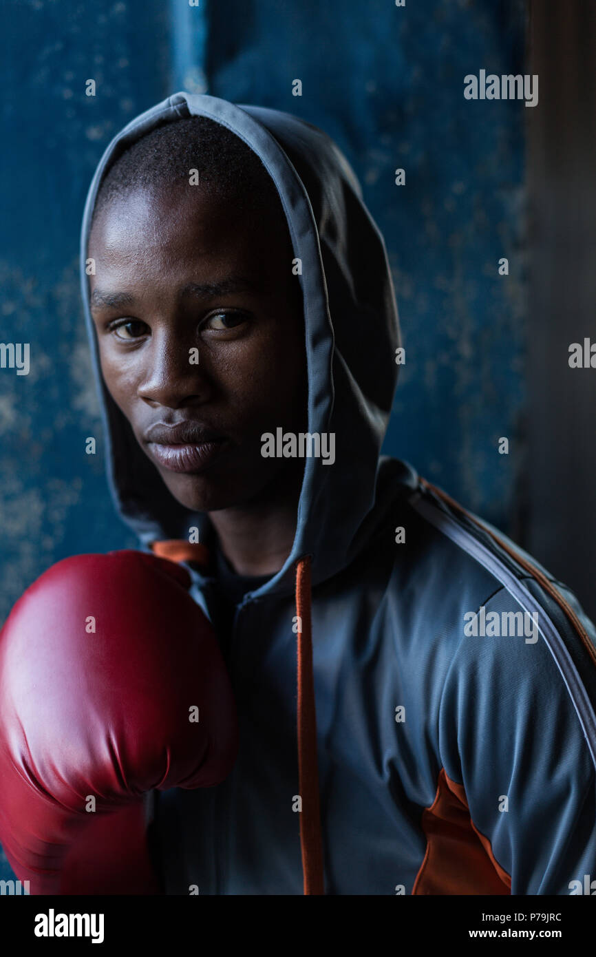 Männliche Boxer üben Boxen in Fitness Studio Stockfoto
