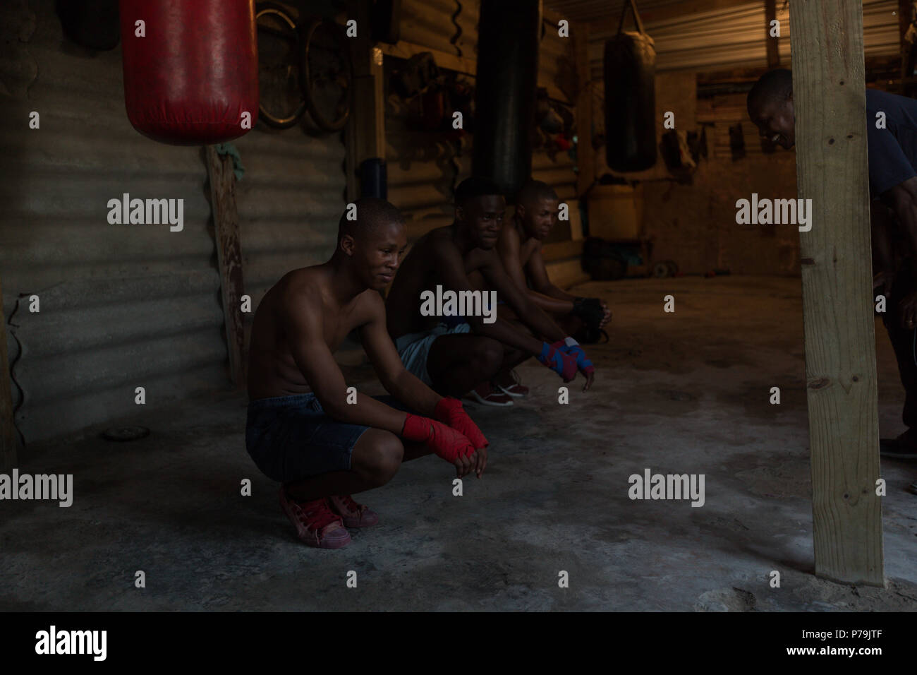 Männliche Boxer entspannen Sie im Fitness Studio. Stockfoto