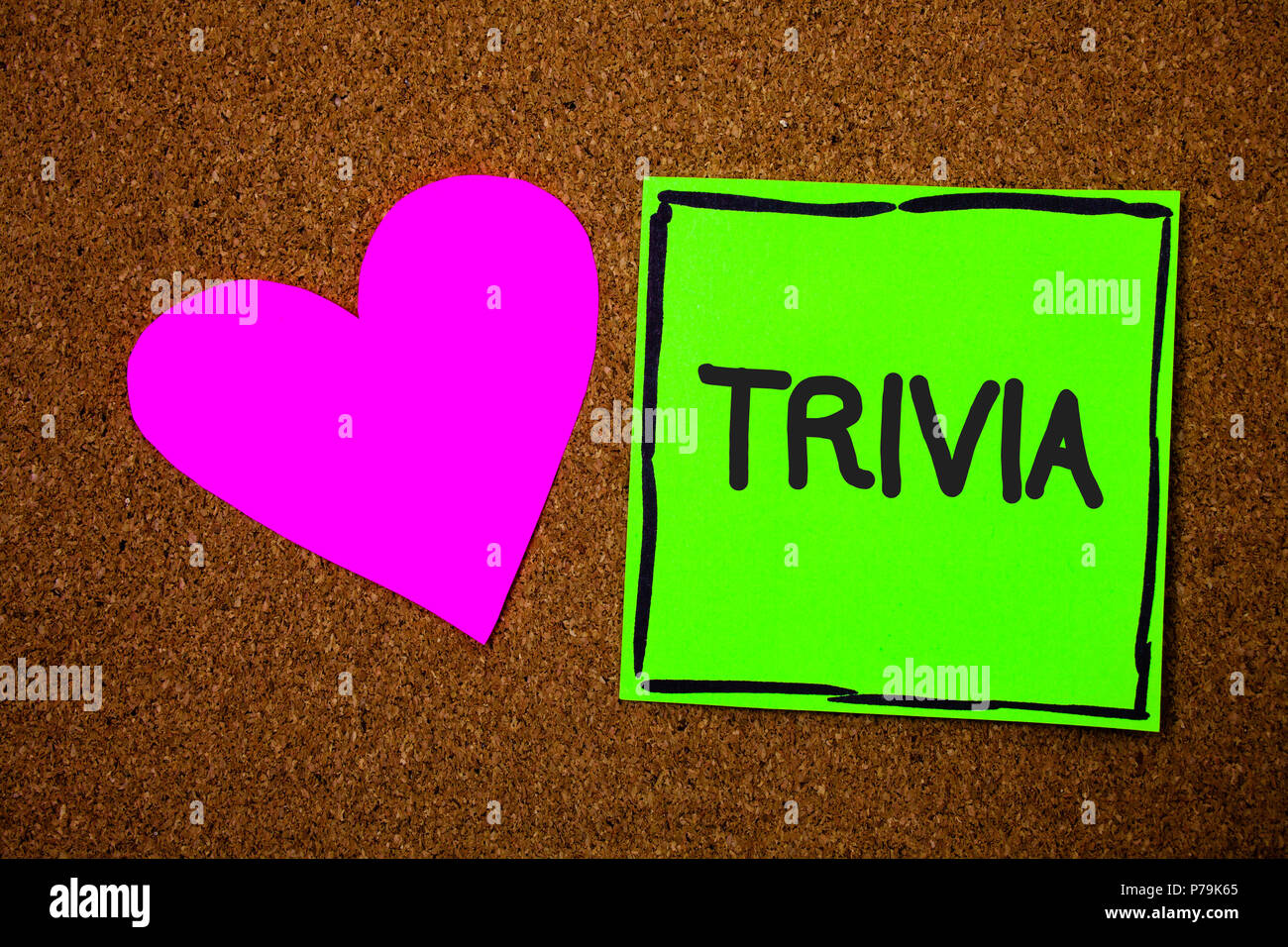Schreiben Hinweis Übersicht Trivia. Business Foto präsentiert Stücke von unbedeutenden Info von etwas, das jemand irgendwo Liebe braune Farbe schön hart-kunst wor Stockfoto