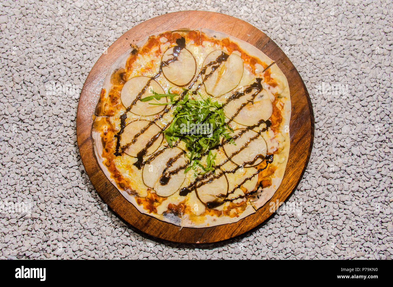 Handwerkliche Pizza auf eine Holzplatte Stockfoto